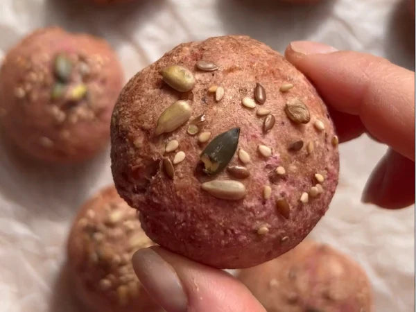 Mini buns keto alla barbabietola