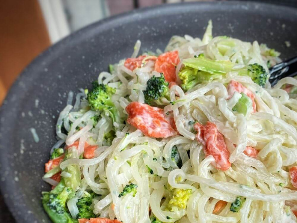 Spaghetti Shirataki salmone e broccoli