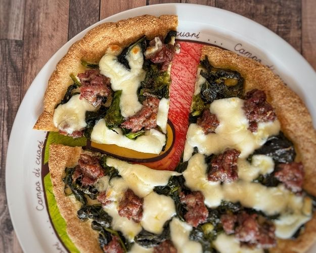 pizza ketofood con salsiccia e friarielli adatta per la dieta cheto senza glutine