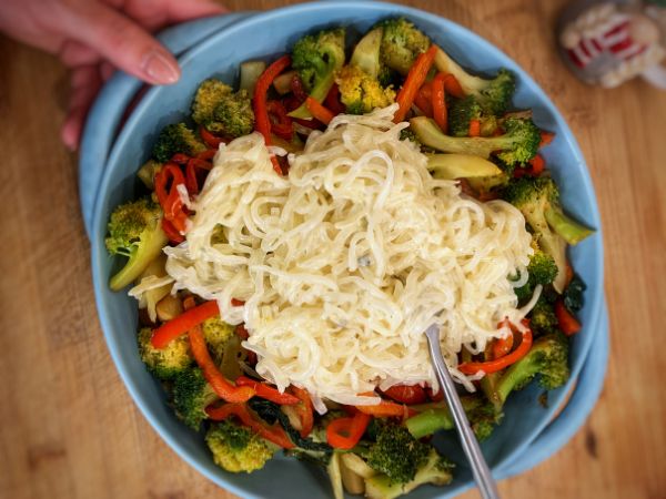 spaghetti shirataki ai formaggi e verdure ricetta di ketofood