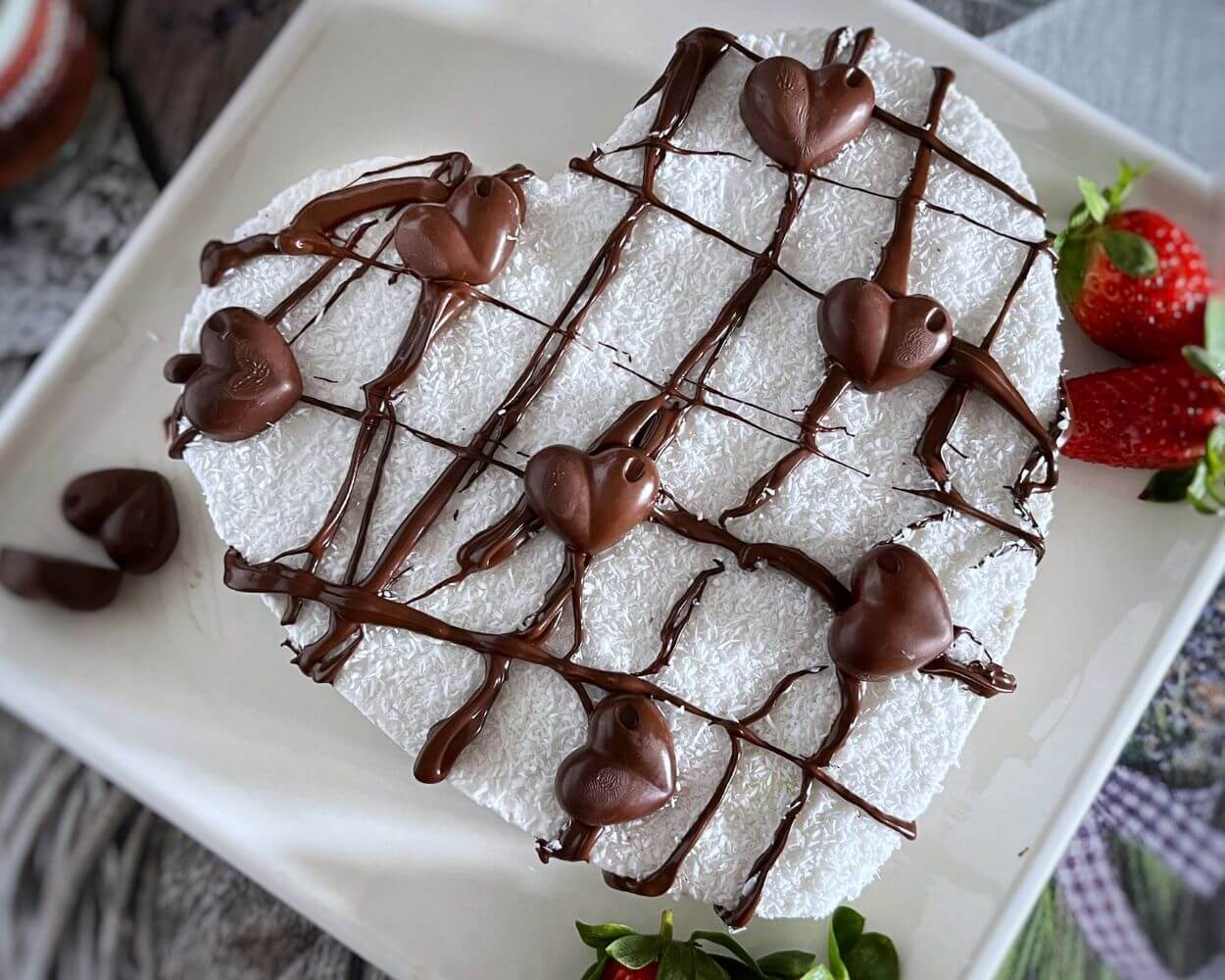 torta san valentino ketofood con muffin e ketociok in tutta la sua bellezza: questa ricetta ketofood è senza zucchero senza glutine senza lattosio e adatta alla dieta chetogenica