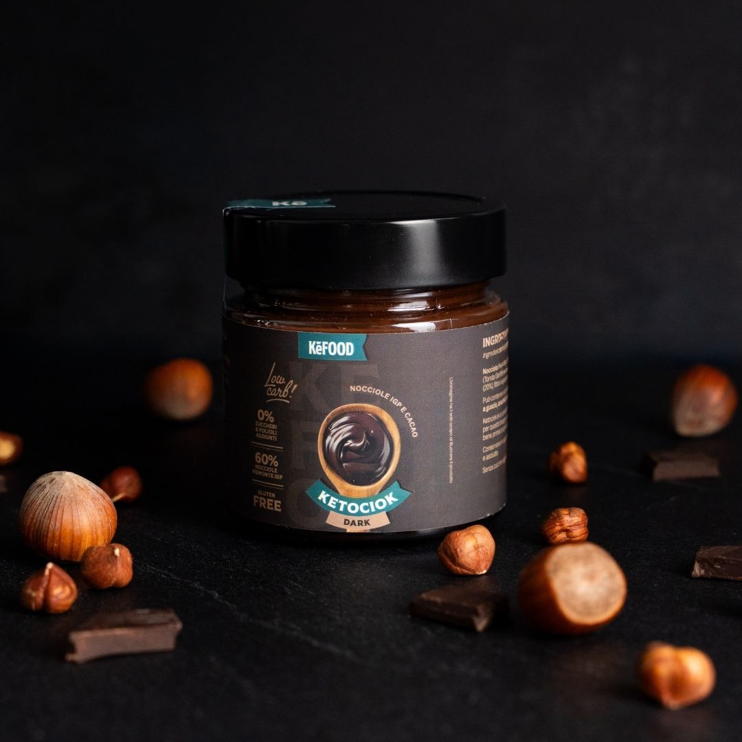 Barattolo di Ketociok Dark, crema spalmabile di nocciole e cacao da 250 g, con nocciole e cioccolato fondente