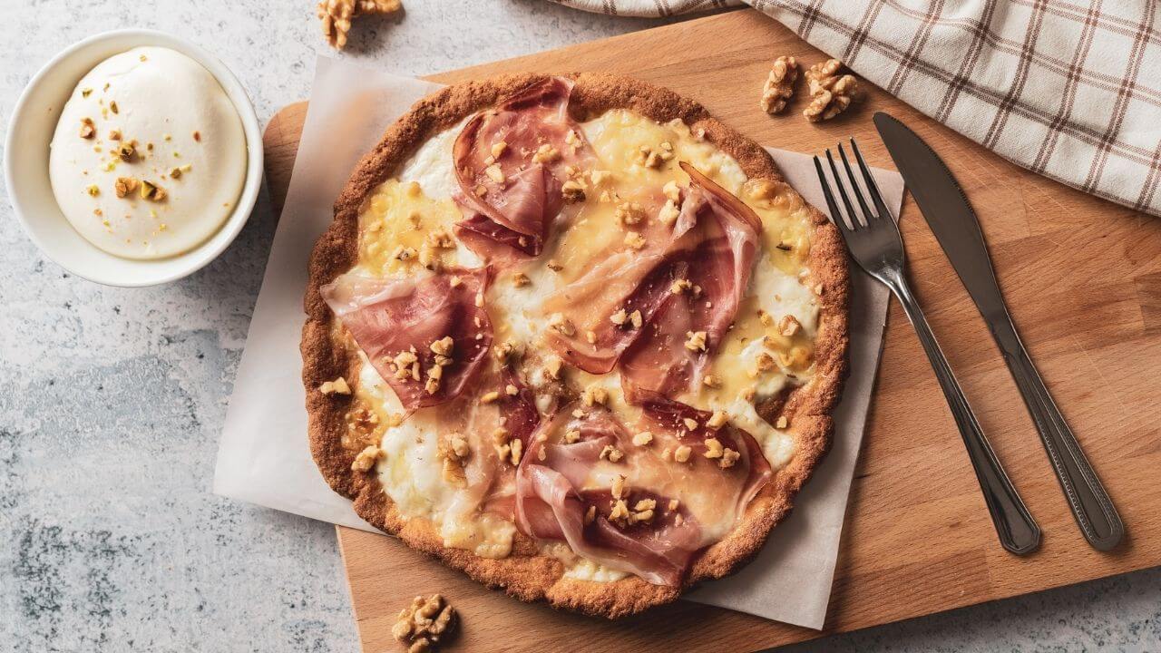 pizza ketofood parmigiano stracciatella speck e noci 