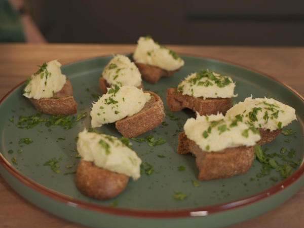 Baccalà mantecato su crostini di pane kefood