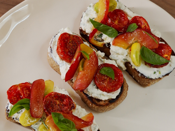 BRUSCHETTE ESTIVE CON PESCHE E RICOTTA