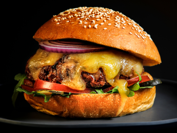 BURGER LOW CARB CON GUACAMOLE PICCANTE E CIPOLLA MORBIDA