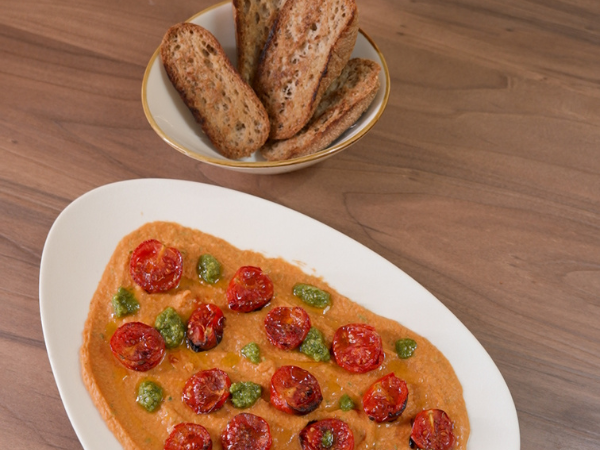 Crema di cannellini, pomodorini confit e pesto