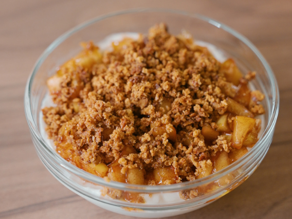 Crumble di mele su crema di yogurt greco