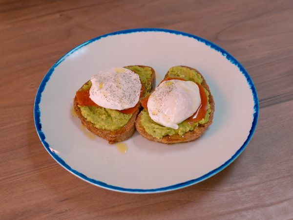 French toast salato keto con avocado, salmone e uovo in camicia