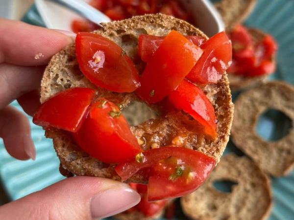Friselle cheto con pomodorini e olio evo