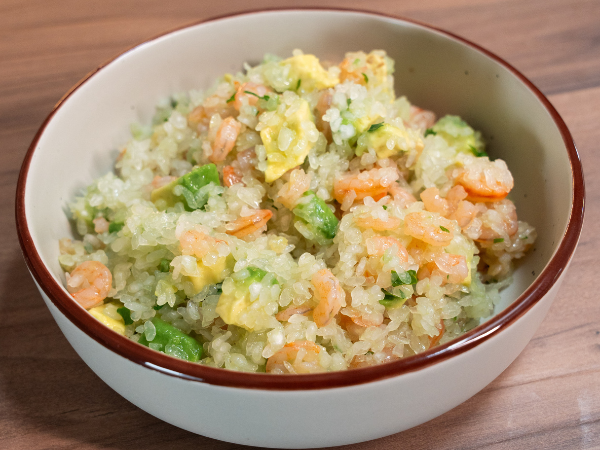 INSALATA DI RISO SHIRATAKI CON GAMBERI E AVOCADO