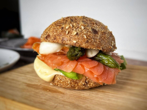 Panino low carb e cheto con salmone e avocado