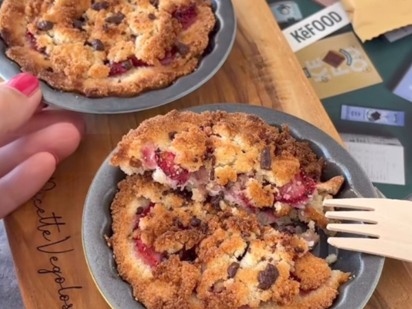 Sbriciolate keto con fragole e cioccolato