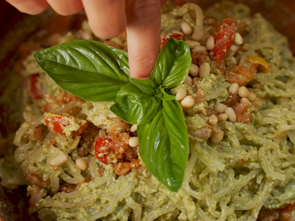 Spaghetti shirataki con pesto di zucchine, gamberi e pomodorini