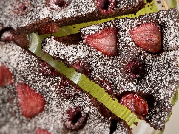 Torta al cacao con fragole e lamponi low carb