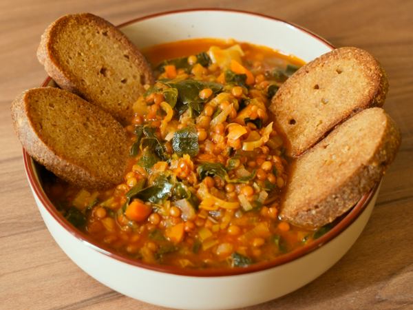 Zuppa rustica con cavolo nero e lenticchie