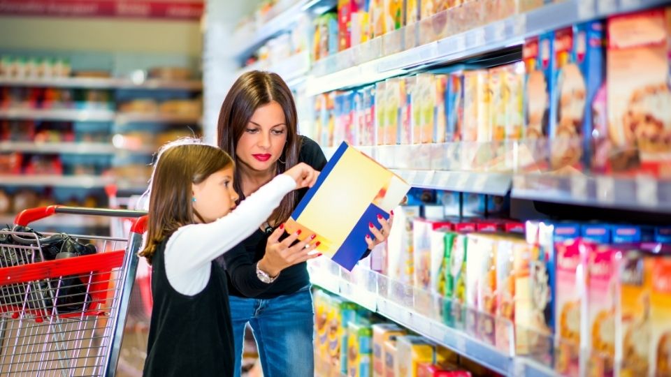 Come leggere etichette alimentari e valori nutrizionali al supemercato in modo da fare la spesa sempre in modo consapevole - una guida di ketofood.it
