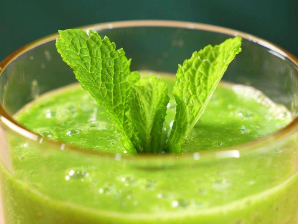 Frullato rinfrescante con kiwi e spinaci