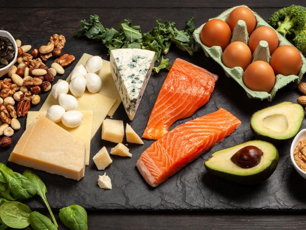 Alimenti dieta chetogenica: salmone, uova, avocado, formaggi e frutta secca
