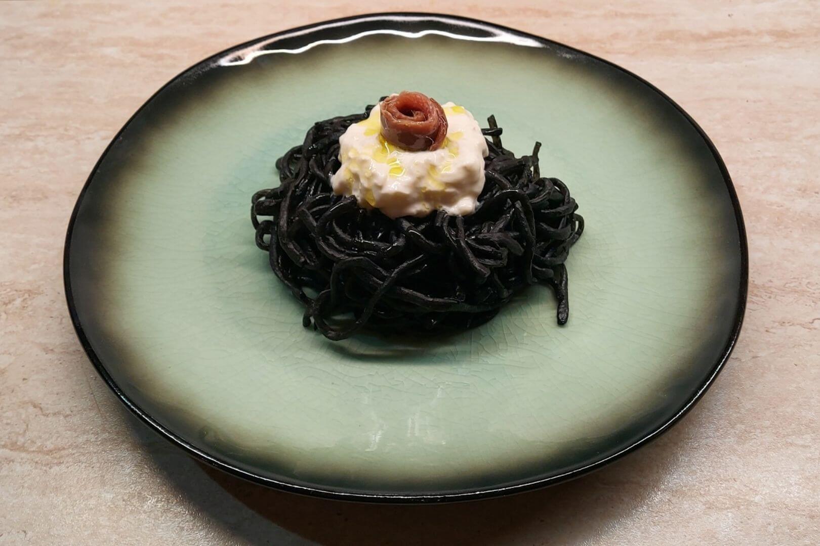 Spaghetti al nero di seppia, alici e stracciatella