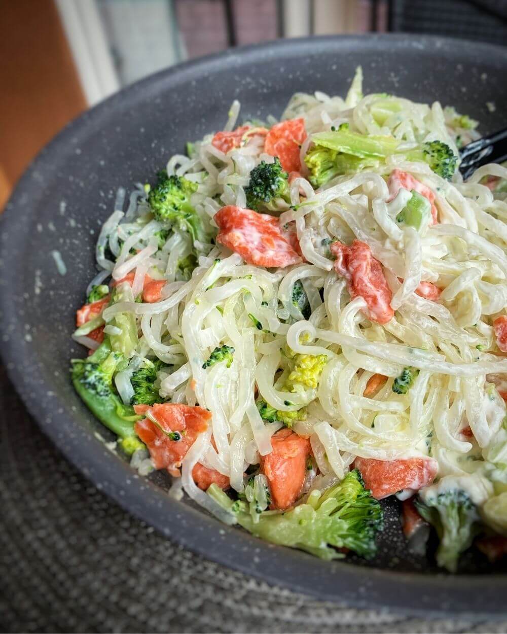 spaghetti shirataki ketofood con salmone e broccoli