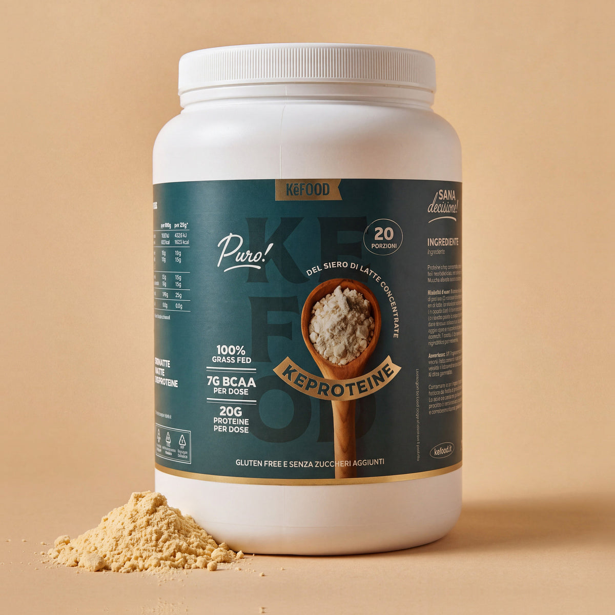 Barattolo di Keproteine Whey Grass Fed Kefood da 500 g, proteine del siero di latte concentrate gusto neutro, con un mucchietto di polvere su fondo sabbia