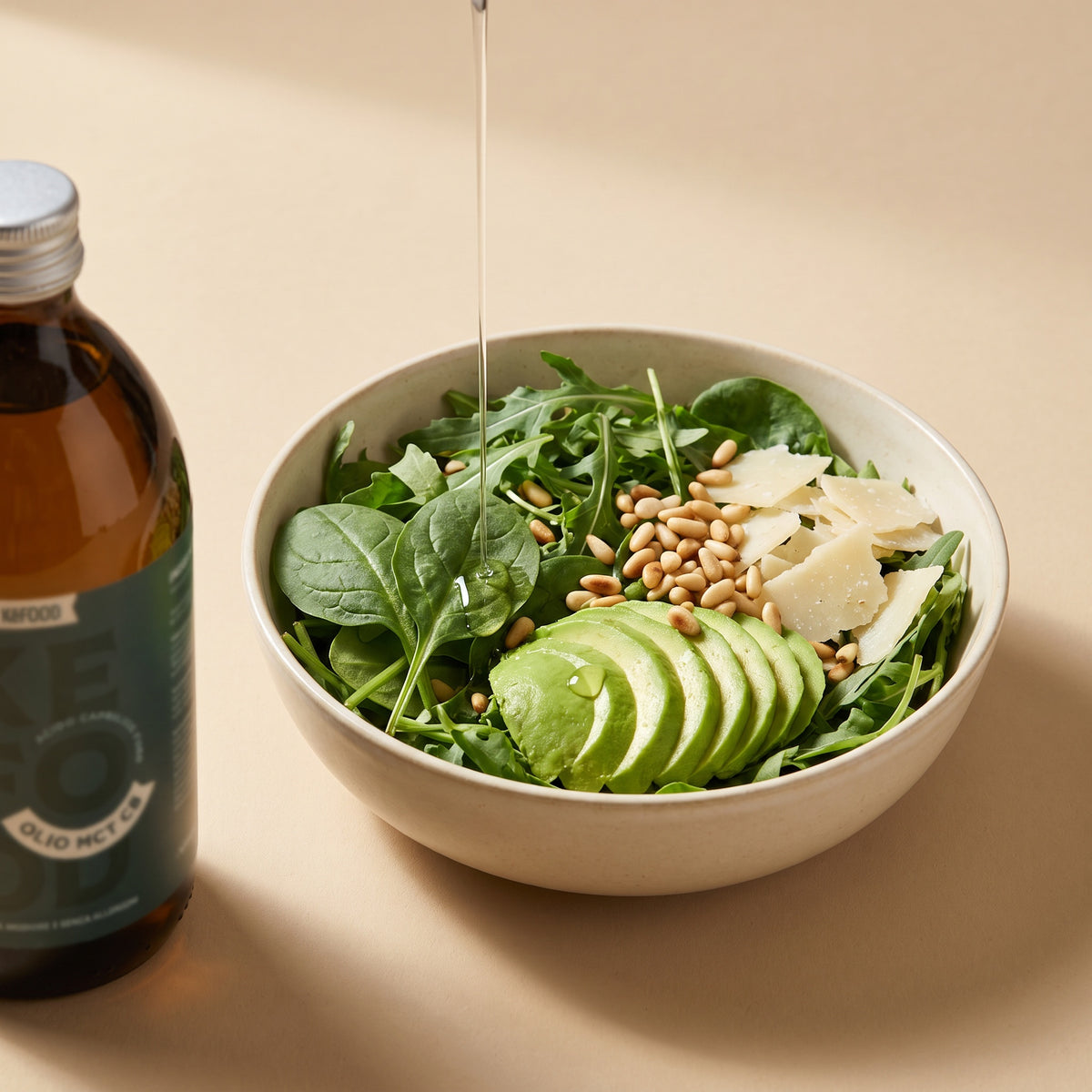Olio MCT C8 Kefood usato a crudo, un filo su insalata di spinaci, rucola e avocado