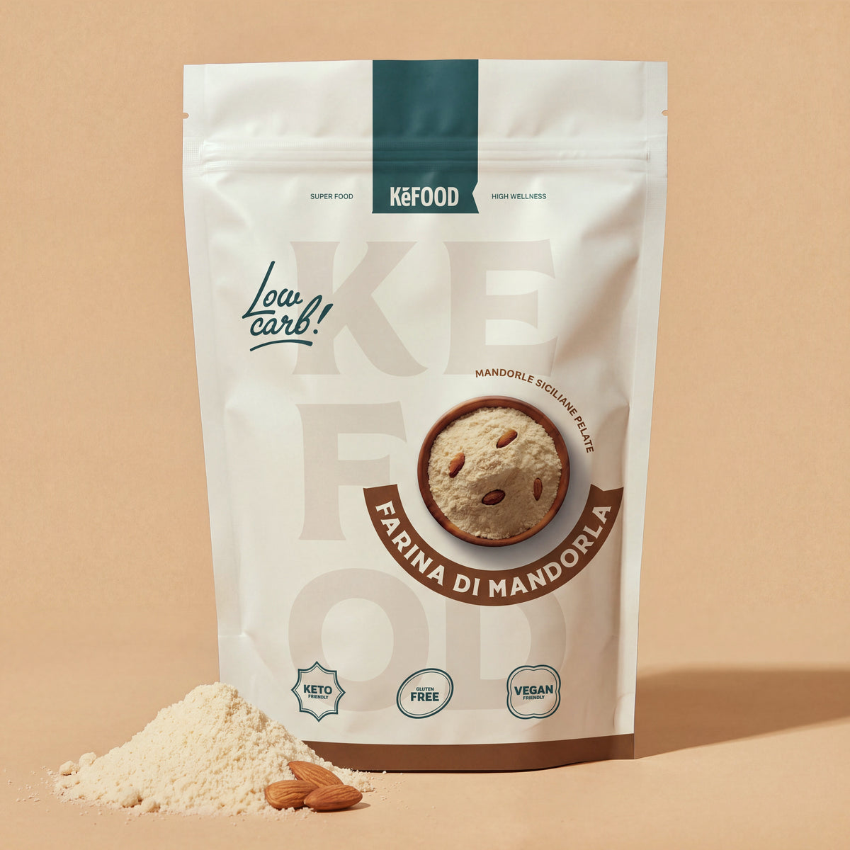 Farina di mandorle Kefood, sacchetto da 500 g di mandorle siciliane pelate, con un mucchietto di farina e due mandorle a lato