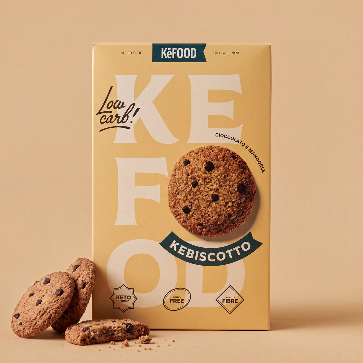 Confezione Kebiscotto, biscotti keto a mandorle e cioccolato, con biscotti appoggiati alla scatola