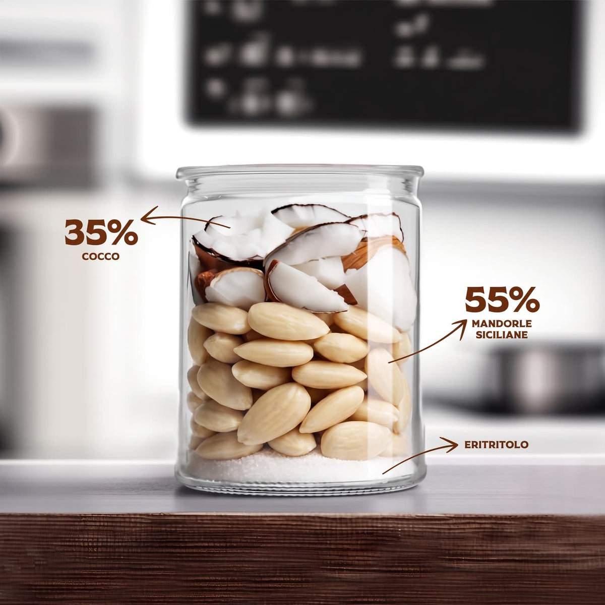 Barattolo trasparente con le proporzioni della ricetta Kecoccola: 55% mandorle siciliane pelate, 35% cocco, eritritolo