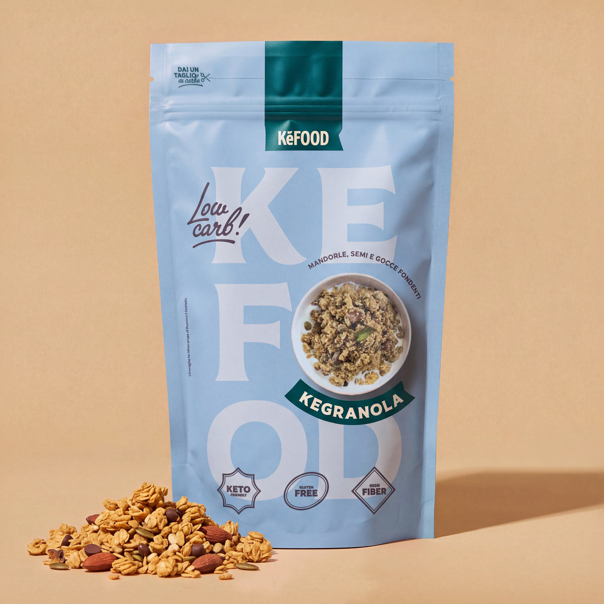 Kegranola Kefood, granola keto con mandorle, semi e gocce fondenti, busta da 225 g con la granola a terra