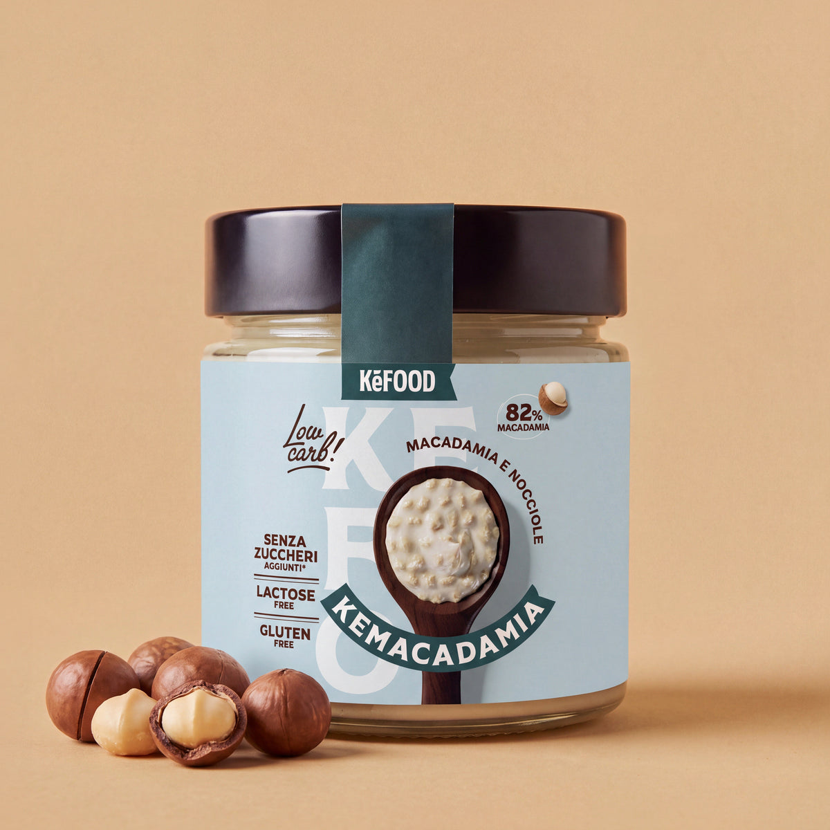 Barattolo Kemacadamia, crema spalmabile all'82% di macadamia con granella di nocciole, con noci macadamia accanto