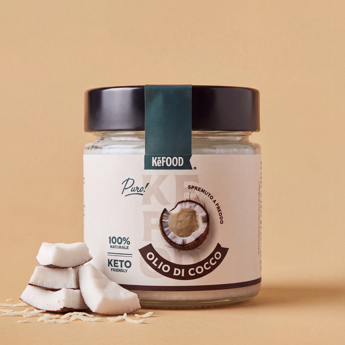 Vasetto di olio di cocco puro Kefood, spremuto a freddo, con pezzi e scaglie di cocco fresco accanto