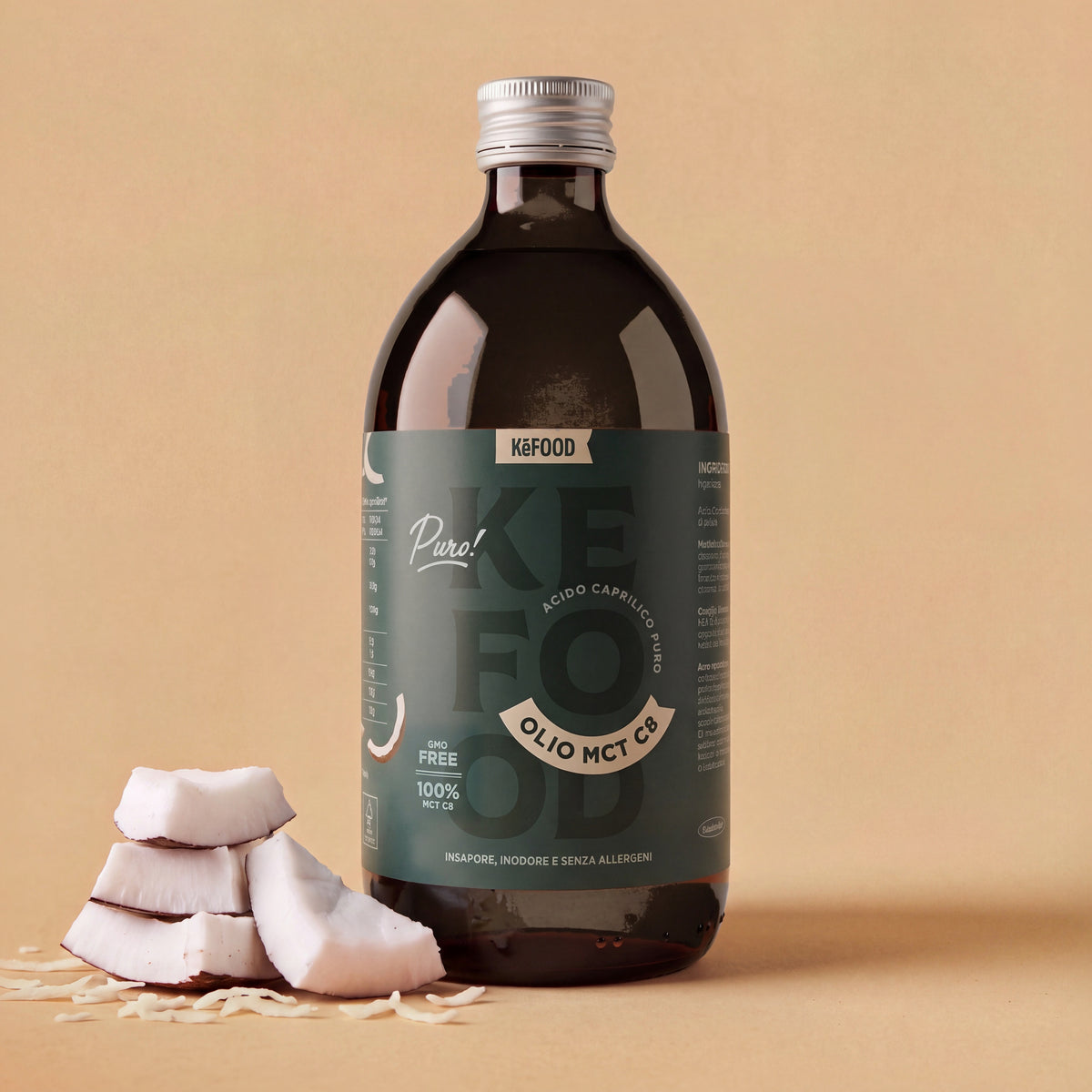 Olio MCT C8 puro Kefood, bottiglia da 500 ml in vetro scuro con pezzi di cocco fresco in primo piano