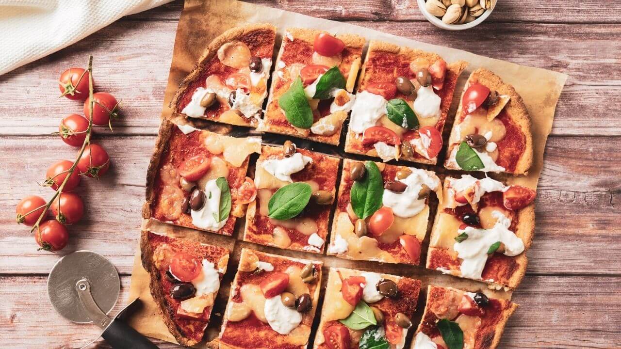 pizza ketofood pomodoro mozzarella stracciatella olive e basilico di ketofood