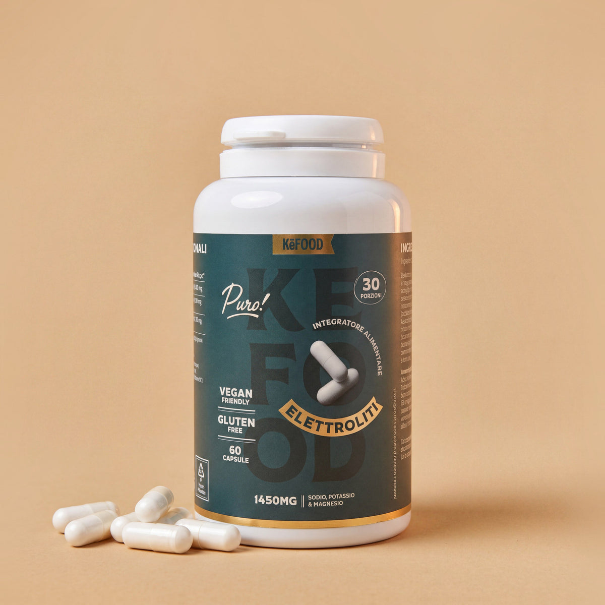 Flacone di Elettroliti Kefood da 60 capsule con sodio, potassio e magnesio, con alcune capsule accanto su fondo sabbia