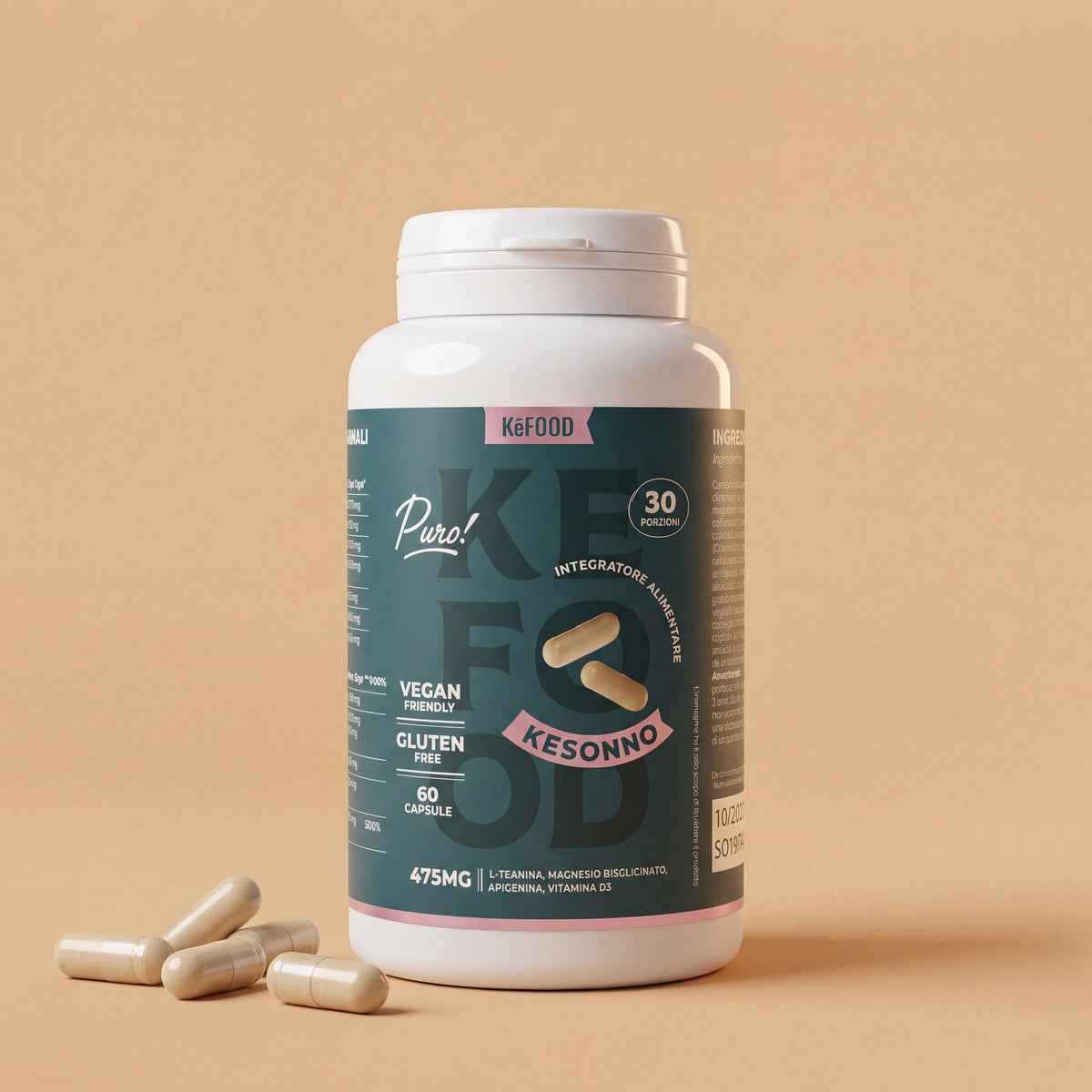 Flacone di Kesonno Kefood da 60 capsule con L-teanina, magnesio bisglicinato, apigenina e vitamina D3, con alcune capsule accanto su fondo sabbia