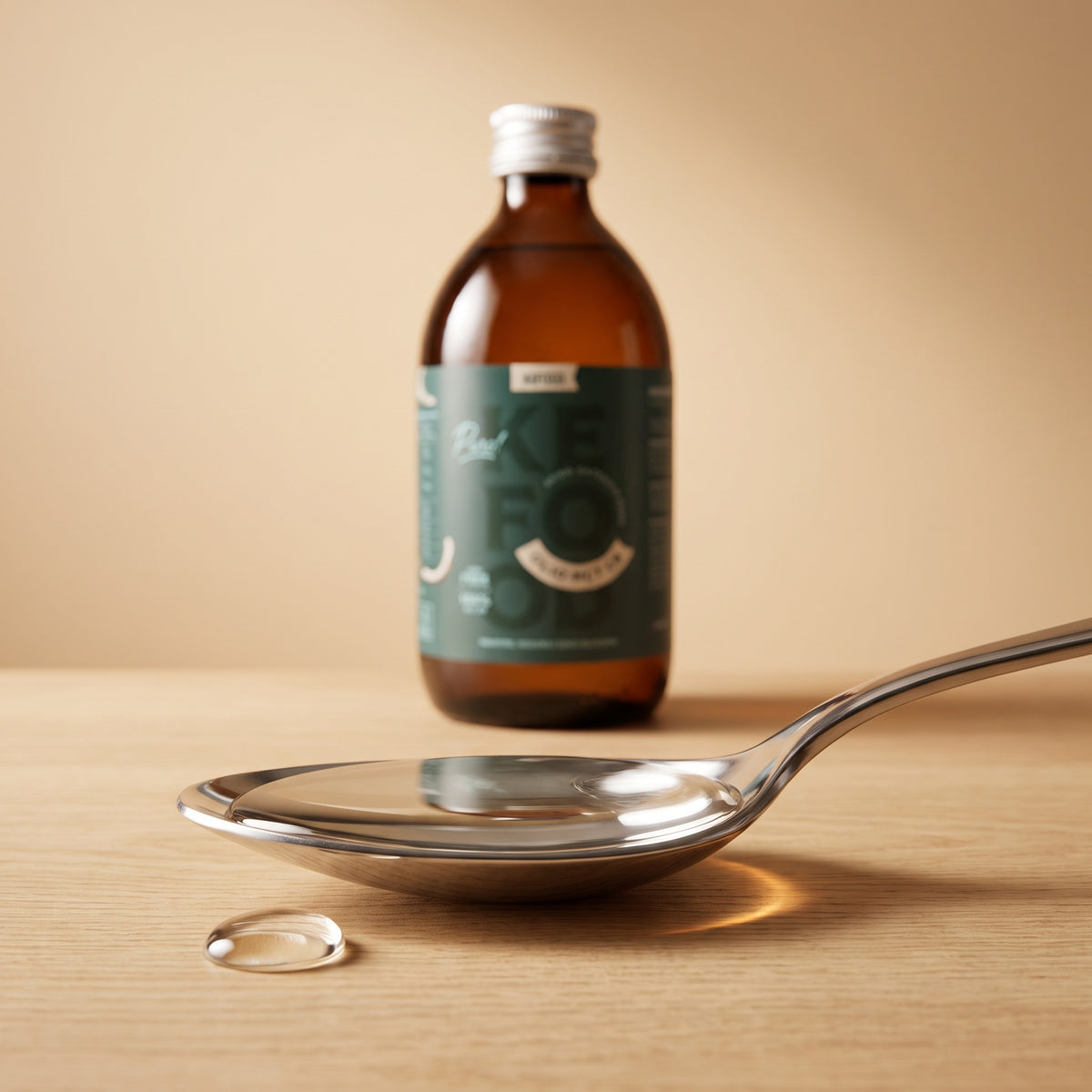 Olio MCT C8 Kefood in un cucchiaio: limpido e incolore, insapore e inodore